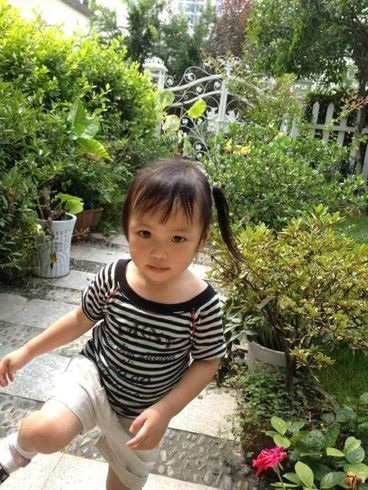 赵薇爱女小四月成长全记录 撒娇卖萌惹人爱