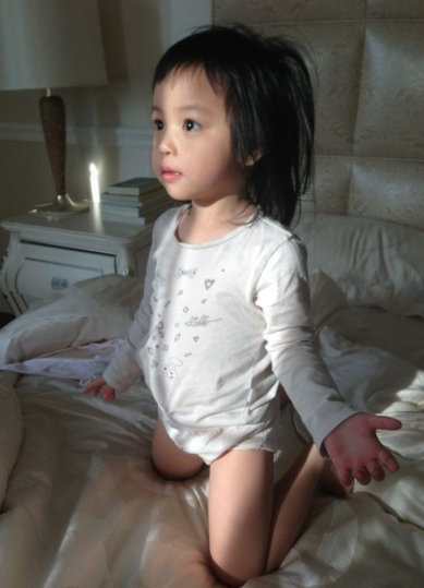 赵薇爱女小四月成长全记录 撒娇卖萌惹人爱