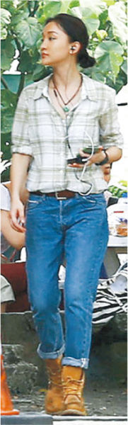 周迅经常在片场戴着耳机,是因为想练习广东话的语调 周迅经常在片场戴着耳机,是因为想练习广东话的语调