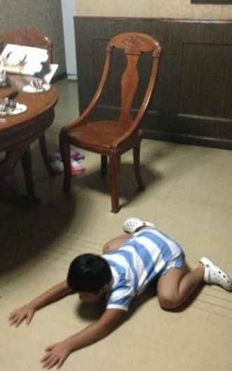 邱启明笑称爱子跪地磕头祝寿似蛤蟆功 邱启明笑称爱子跪地磕头祝寿似蛤蟆功