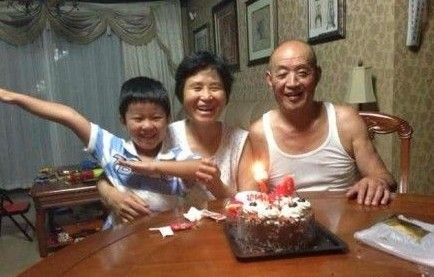 邱启明爱子与爷爷奶奶在一起 邱启明爱子与爷爷奶奶在一起