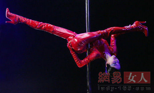 李嘉欣一字马惊呆小伙伴 女星恐怖练功照泄春光