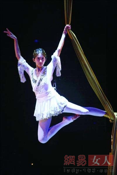 李嘉欣一字马惊呆小伙伴 女星恐怖练功照泄春光