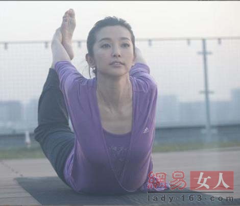 李嘉欣一字马惊呆小伙伴 女星恐怖练功照泄春光