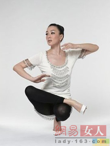 李嘉欣一字马惊呆小伙伴 女星恐怖练功照泄春光