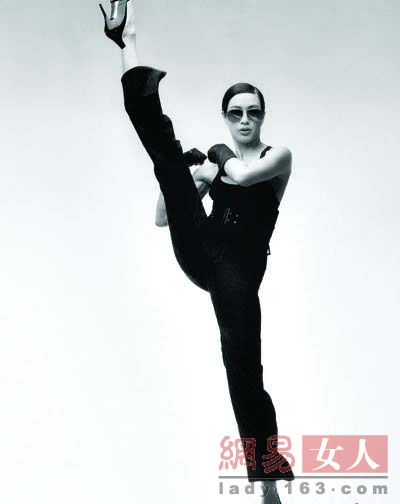 李嘉欣一字马惊呆小伙伴 女星恐怖练功照泄春光