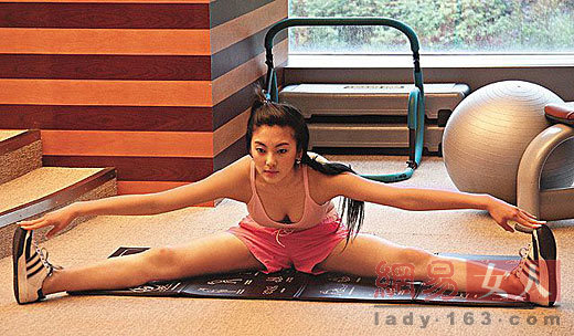 李嘉欣一字马惊呆小伙伴 女星恐怖练功照泄春光