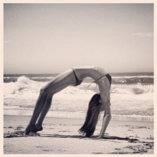 李嘉欣一字马惊呆小伙伴 女星恐怖练功照泄春光