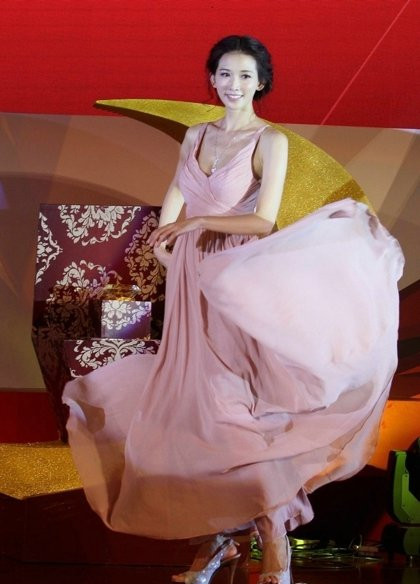 林志玲以仙女装出席某钻饰品牌发布会。当天，林志玲一袭深V裙秀乳沟大展诱惑，现场更狂舞裙摆优雅十足。