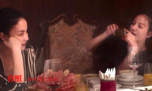 赵薇与王菲庆生聚餐