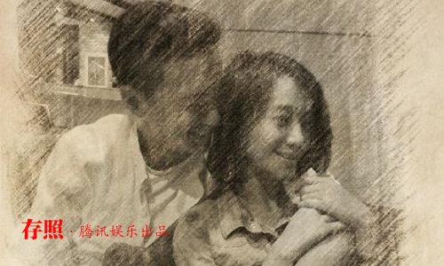 男友周一围甜蜜地搂着朱丹，看上去特别幸福