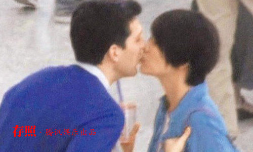 梁咏琪与外籍老公当众激吻