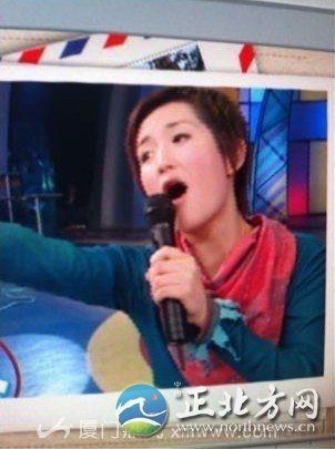 谢娜，最早是以“叶子”的艺名登上《快乐大本营》的舞台，她独树一帜的主持风格为大本营注入了新鲜的血液，可以说，谢娜是《快乐大本营》的一枝奇葩，也因此成为中国主持界谐星的代表之一