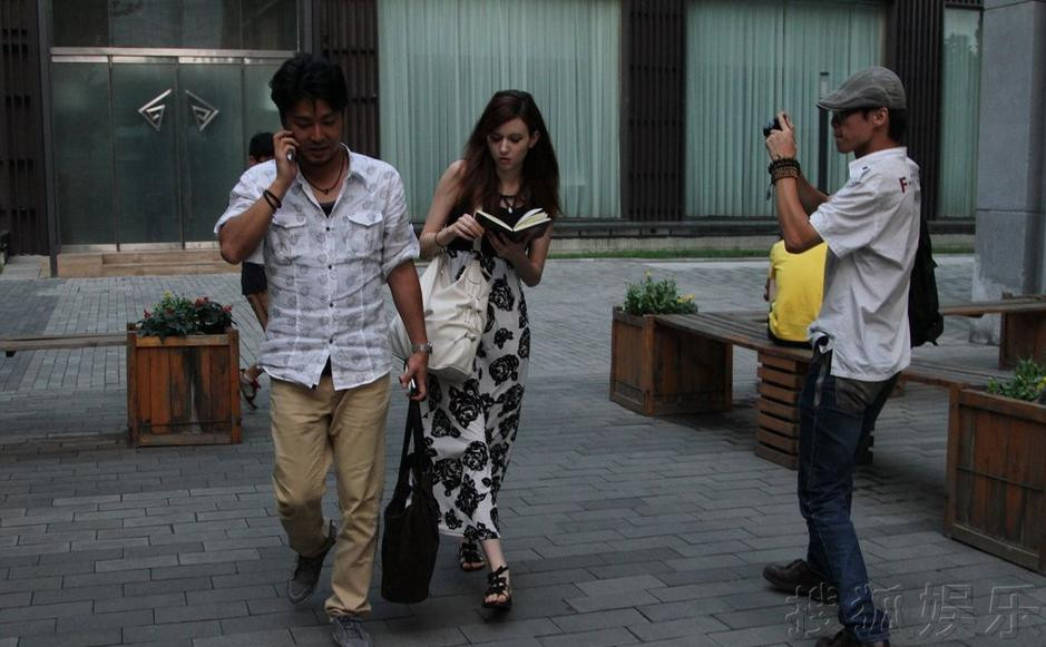 泷泽萝拉获男子陪同现身 遇宅男一路狂拍不理会