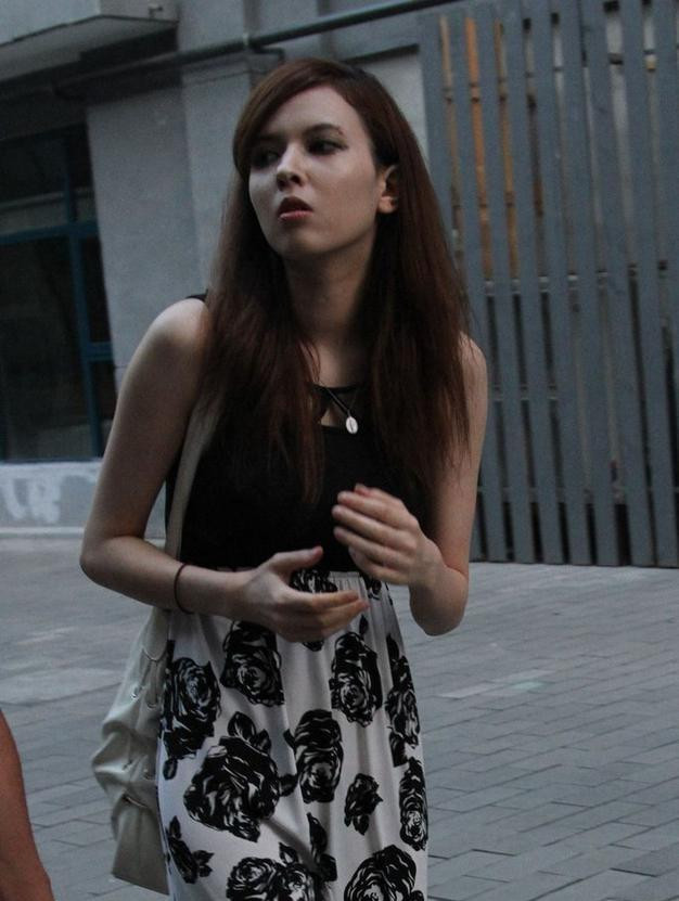 泷泽萝拉获男子陪同现身 遇宅男一路狂拍不理会