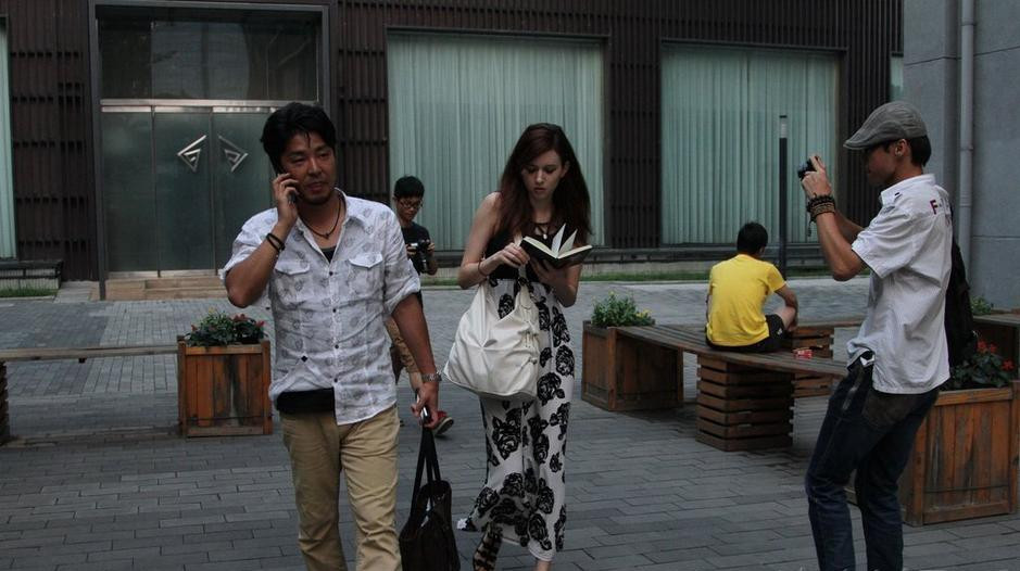 泷泽萝拉获男子陪同现身 遇宅男一路狂拍不理会