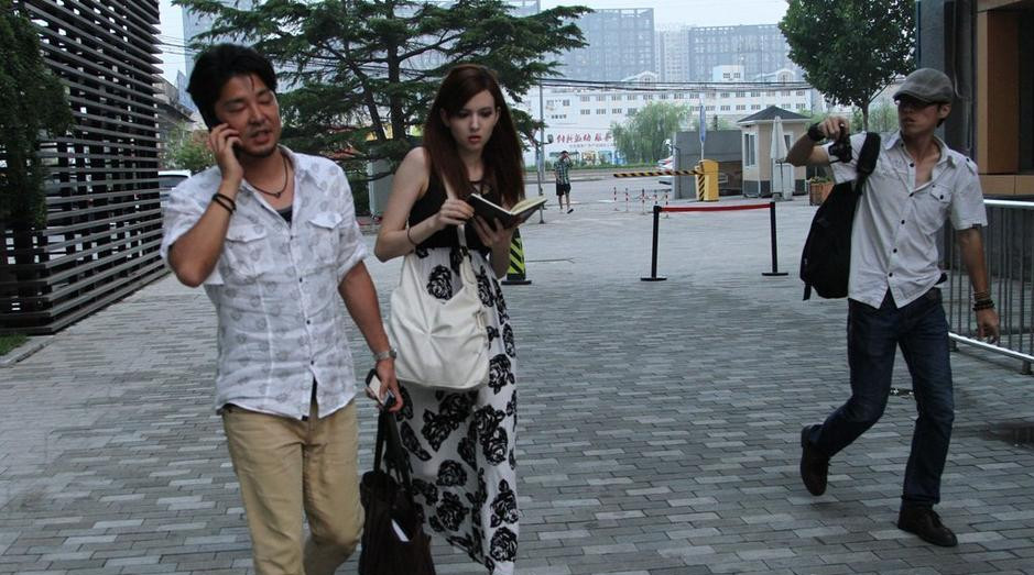 泷泽萝拉获男子陪同现身 遇宅男一路狂拍不理会