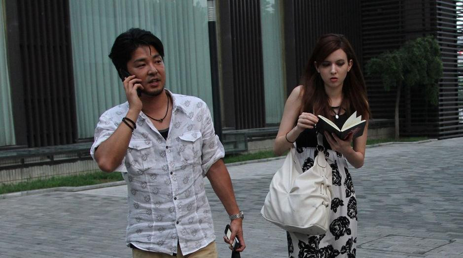 泷泽萝拉获男子陪同现身 遇宅男一路狂拍不理会 泷泽萝拉获男子陪同现身 遇宅男一路狂拍不理会