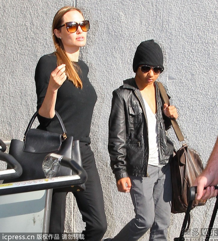 安吉丽娜·朱莉与养子。