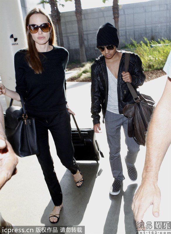 安吉丽娜·朱莉与养子。