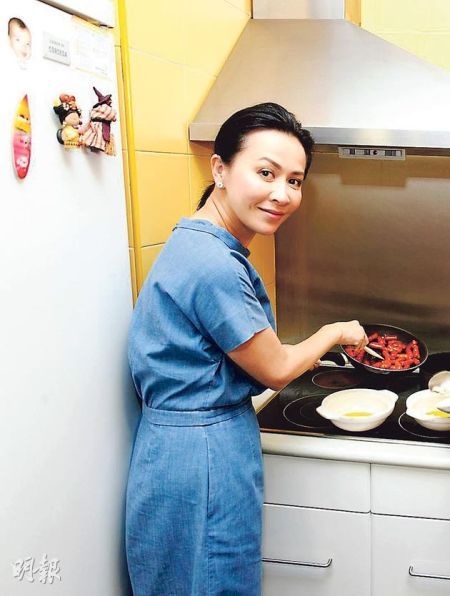 刘嘉玲家中试菜。