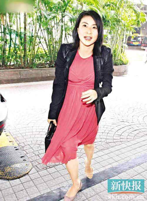郭晶晶心情大好任记者拍摄（2／8张）