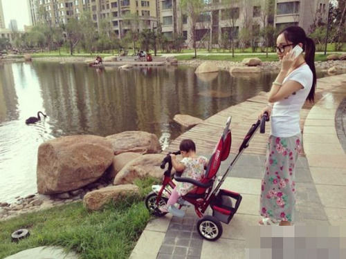李小璐与女儿逛公园（1／7张）