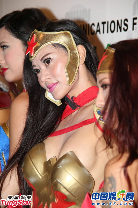 巨乳嫩模组AD2与性女主播互损丑矮 胸围外露视作闲事