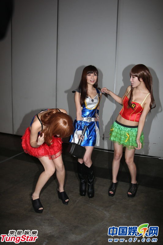 巨乳嫩模组AD2与性女主播互损丑矮 胸围外露视作闲事