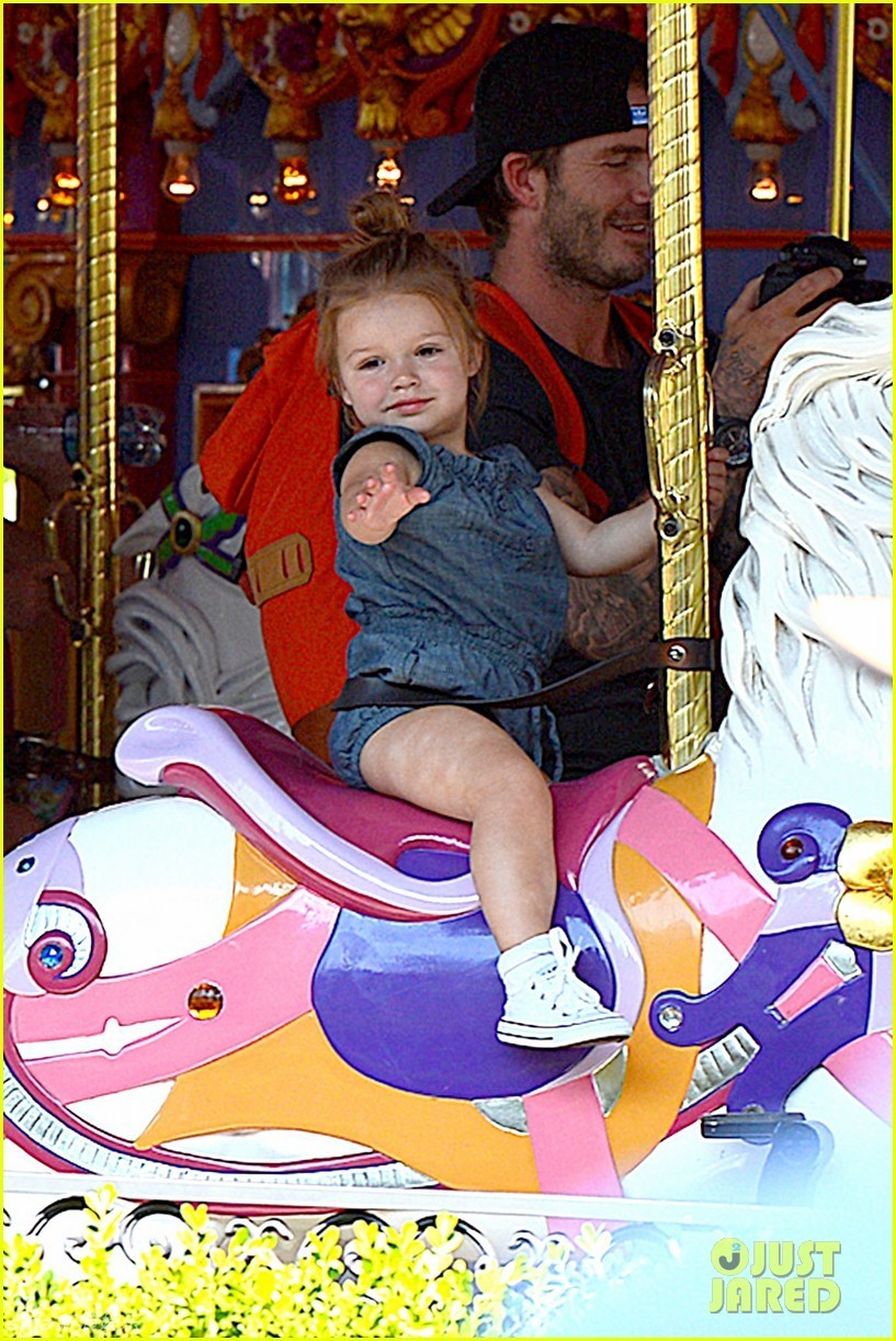 当地时间8月22日，加利福尼亚，贝克汉姆(David Beckham)和辣妹维多利亚带着他们的孩子游玩迪士尼，小贝充当摄影师为孩子们拍照，2岁的哈珀大摆姿势。