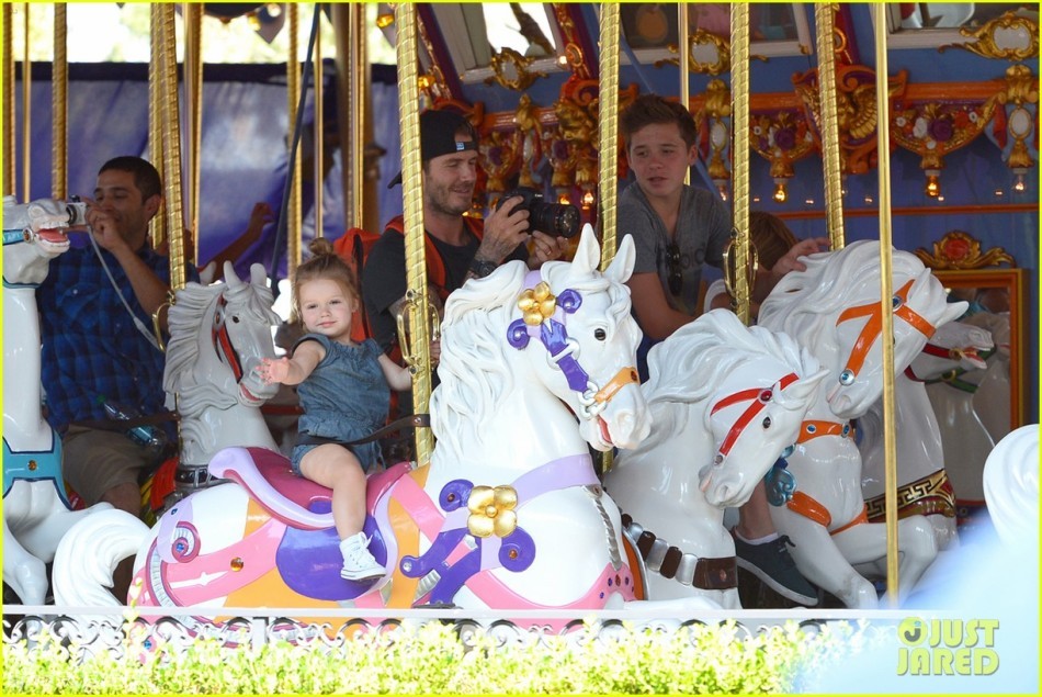 当地时间8月22日，加利福尼亚，贝克汉姆(David Beckham)和辣妹维多利亚带着他们的孩子游玩迪士尼，小贝充当摄影师为孩子们拍照，2岁的哈珀大摆姿势。