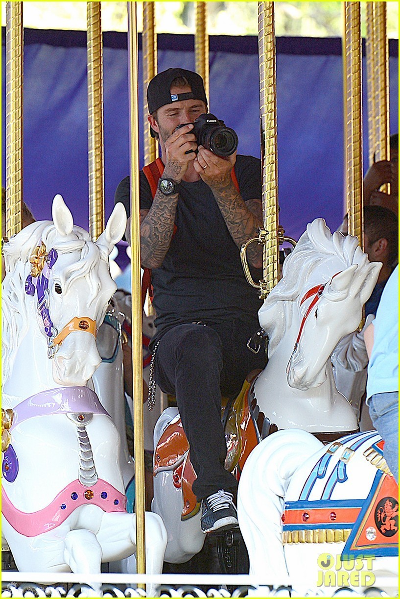 当地时间8月22日，加利福尼亚，贝克汉姆(David Beckham)和辣妹维多利亚带着他们的孩子游玩迪士尼，小贝充当摄影师为孩子们拍照，2岁的哈珀大摆姿势。