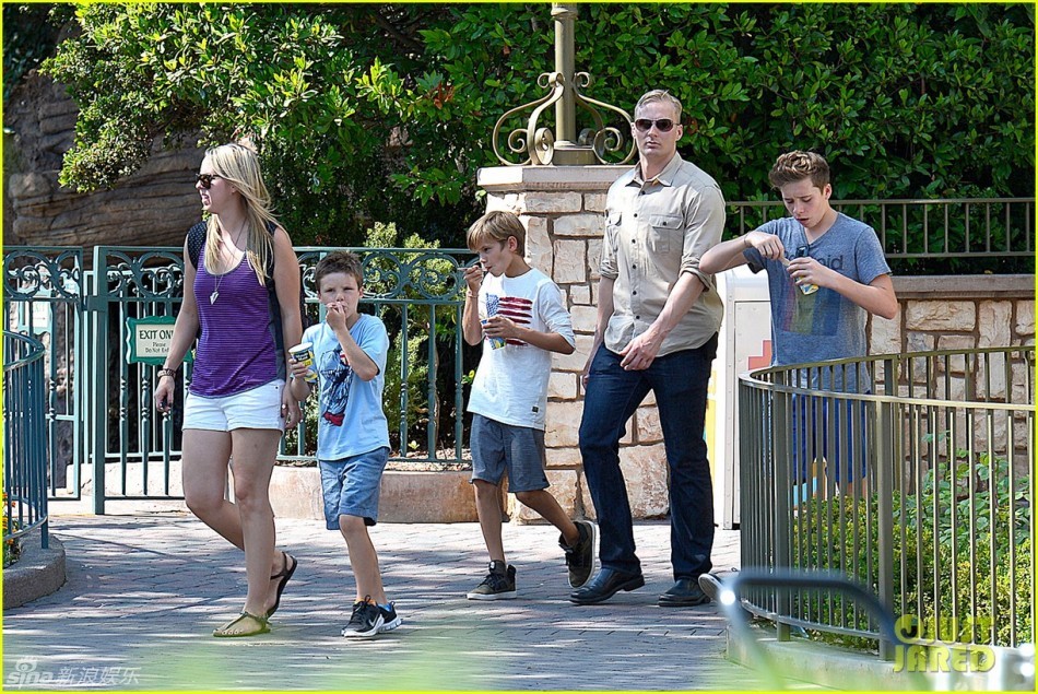 当地时间8月22日，加利福尼亚，贝克汉姆(David Beckham)和辣妹维多利亚带着他们的孩子游玩迪士尼，小贝充当摄影师为孩子们拍照，2岁的哈珀大摆姿势。