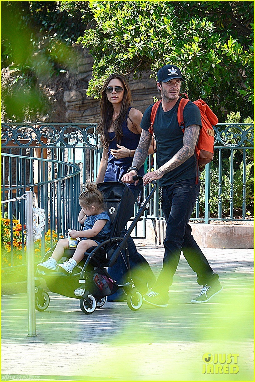 当地时间8月22日，加利福尼亚，贝克汉姆(David Beckham)和辣妹维多利亚带着他们的孩子游玩迪士尼，小贝充当摄影师为孩子们拍照，2岁的哈珀大摆姿势。