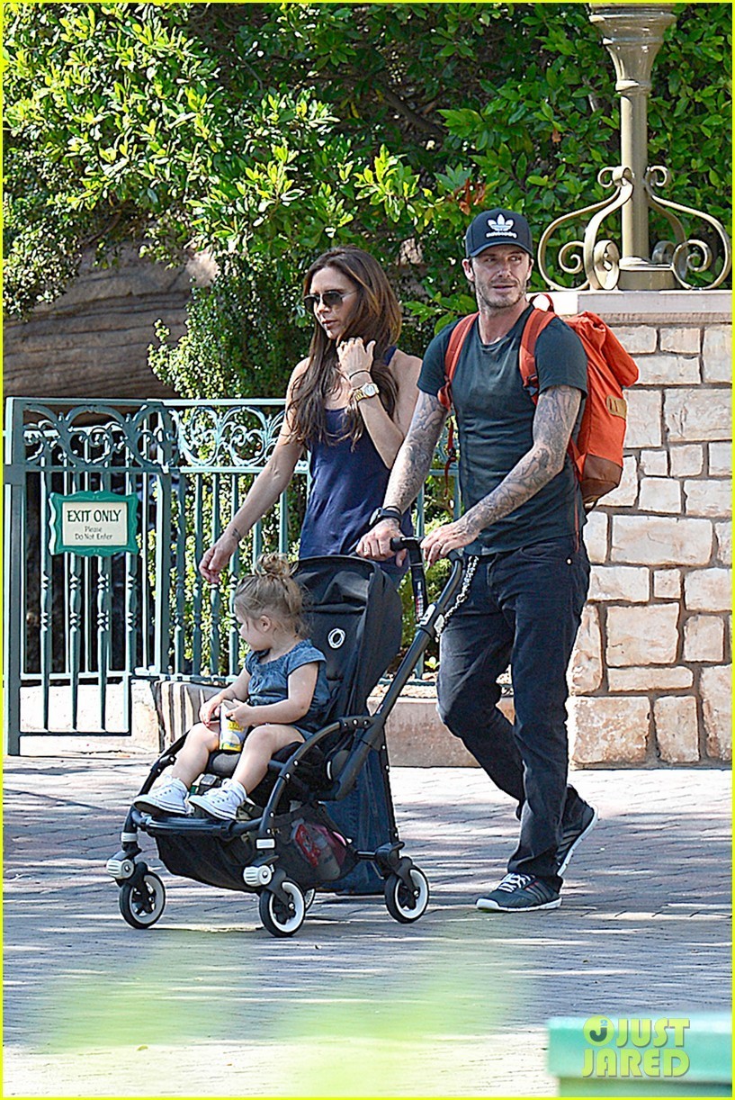 当地时间8月22日，加利福尼亚，贝克汉姆(David Beckham)和辣妹维多利亚带着他们的孩子游玩迪士尼，小贝充当摄影师为孩子们拍照，2岁的哈珀大摆姿势。
