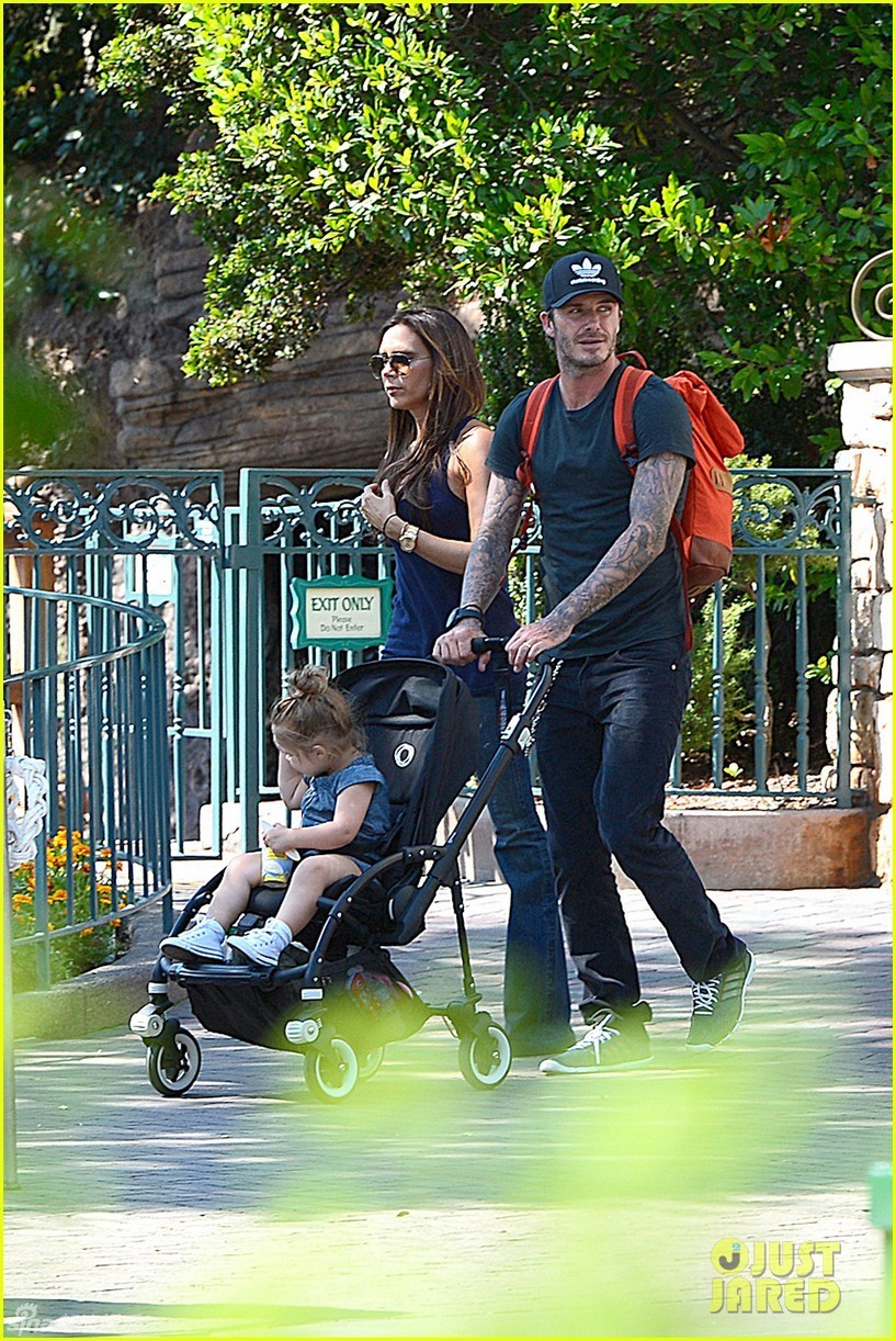 当地时间8月22日，加利福尼亚，贝克汉姆(David Beckham)和辣妹维多利亚带着他们的孩子游玩迪士尼，小贝充当摄影师为孩子们拍照，2岁的哈珀大摆姿势。