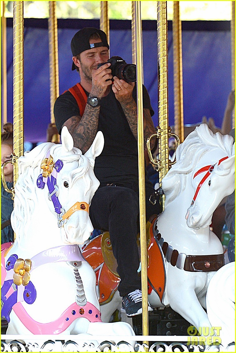当地时间8月22日，加利福尼亚，贝克汉姆(David Beckham)和辣妹维多利亚带着他们的孩子游玩迪士尼，小贝充当摄影师为孩子们拍照，2岁的哈珀大摆姿势。