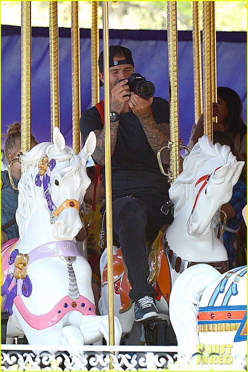 当地时间8月22日，加利福尼亚，贝克汉姆(David Beckham)和辣妹维多利亚带着他们的孩子游玩迪士尼，小贝充当摄影师为孩子们拍照，2岁的哈珀大摆姿势。