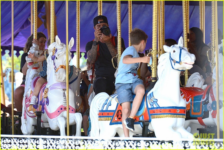 当地时间8月22日，加利福尼亚，贝克汉姆(David Beckham)和辣妹维多利亚带着他们的孩子游玩迪士尼，小贝充当摄影师为孩子们拍照，2岁的哈珀大摆姿势。