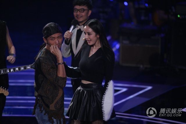 谢霆锋杨幂贴身对视 杨幂害羞“落跑”