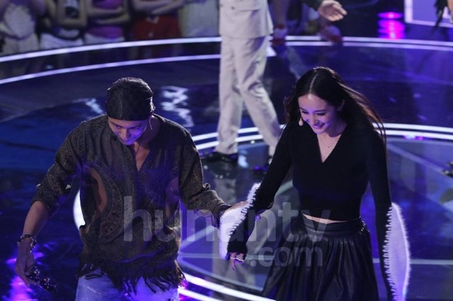 谢霆锋杨幂贴身对视 杨幂害羞“落跑”