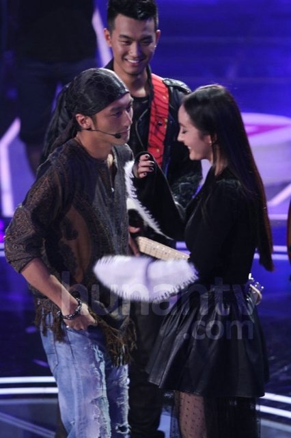 谢霆锋杨幂贴身对视 杨幂害羞“落跑”