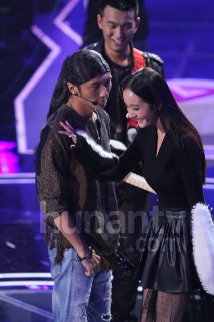 谢霆锋杨幂贴身对视 杨幂害羞“落跑”