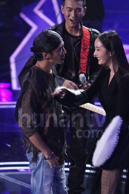 谢霆锋杨幂贴身对视 杨幂害羞“落跑”