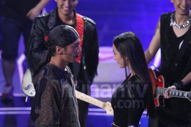 谢霆锋杨幂贴身对视 杨幂害羞“落跑”