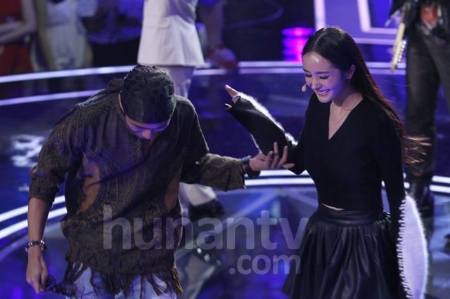 谢霆锋杨幂贴身对视 杨幂害羞“落跑”