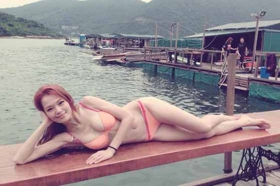 吕慧仪晒海边照。