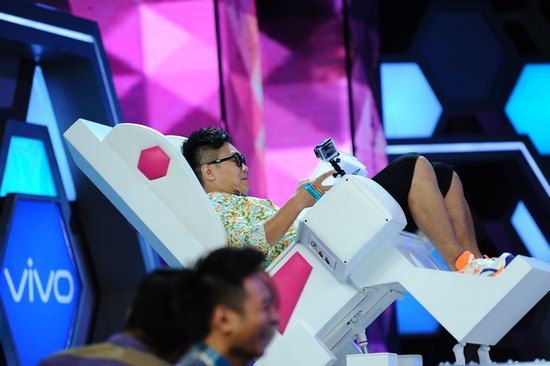 大鹏抱冰桶被“整”。