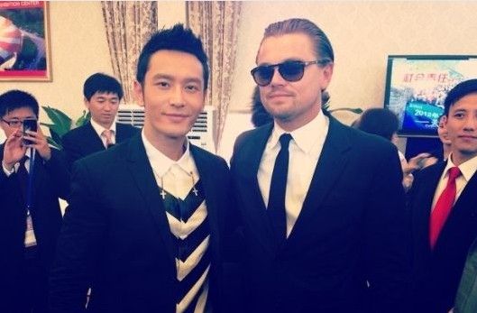 黄晓明与莱昂纳多合影 与赵薇亲密交谈