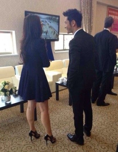 黄晓明与莱昂纳多合影 与赵薇亲密交谈